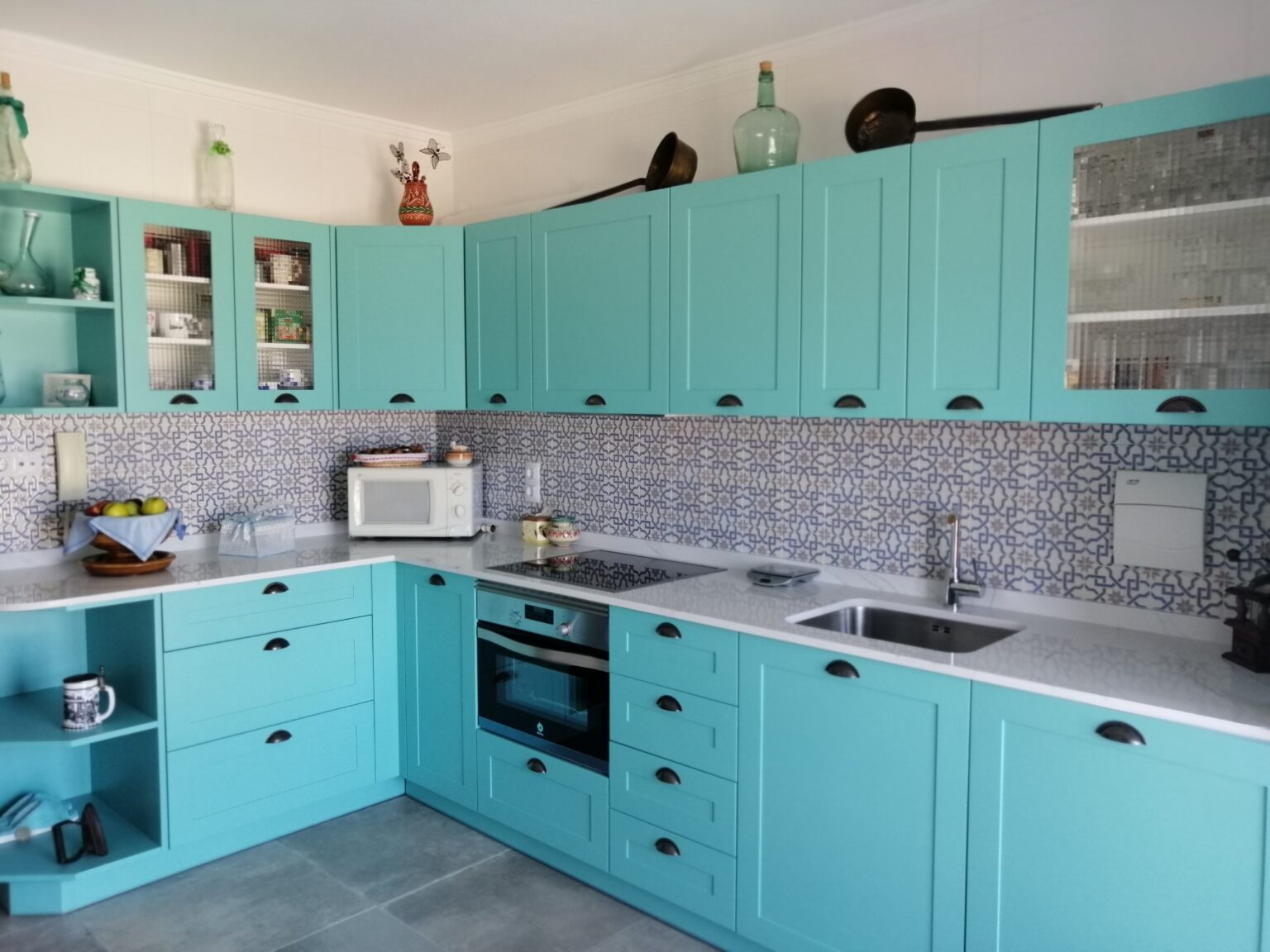 Cocina renovada con acabados de alta calidad por IraImaz Interiorismo.