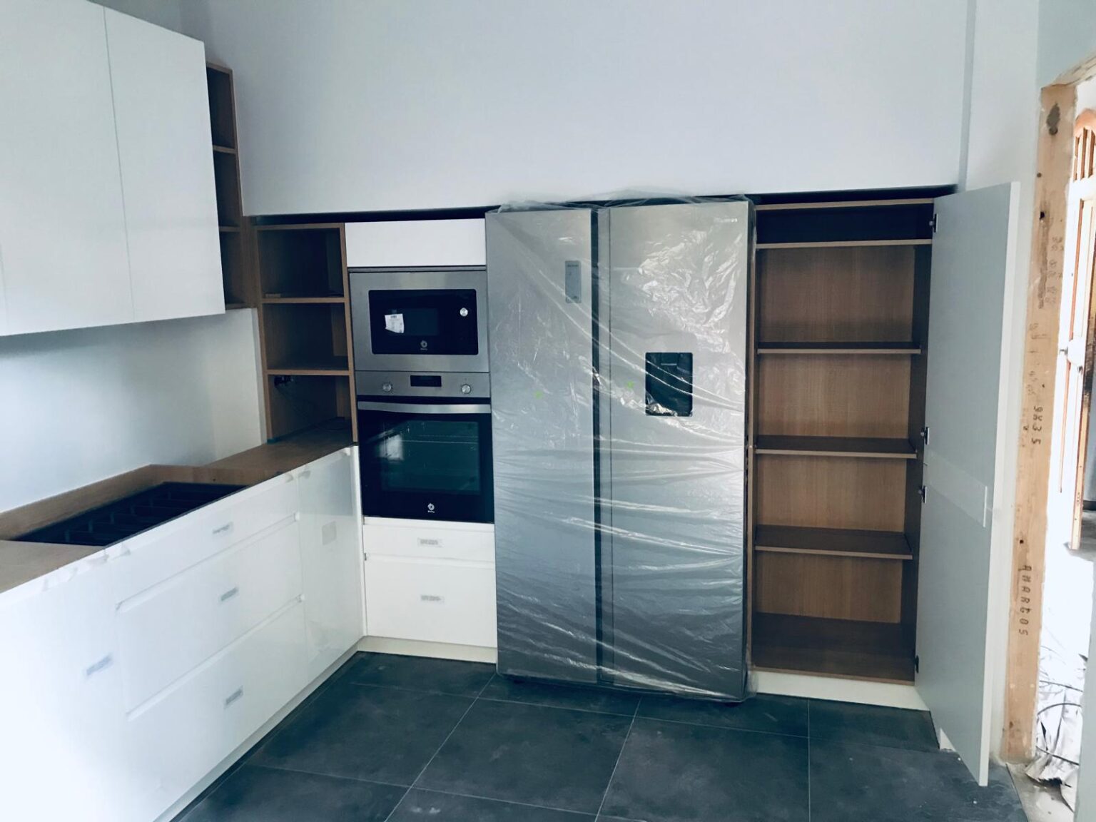Reforma integral de cocina con diseño moderno y práctico.